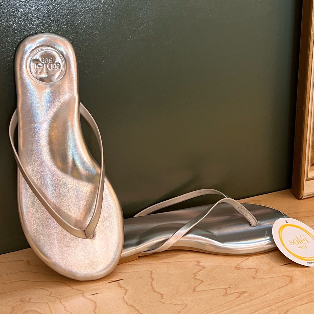 Soleil Sea Metallic Flip Flops *NWT